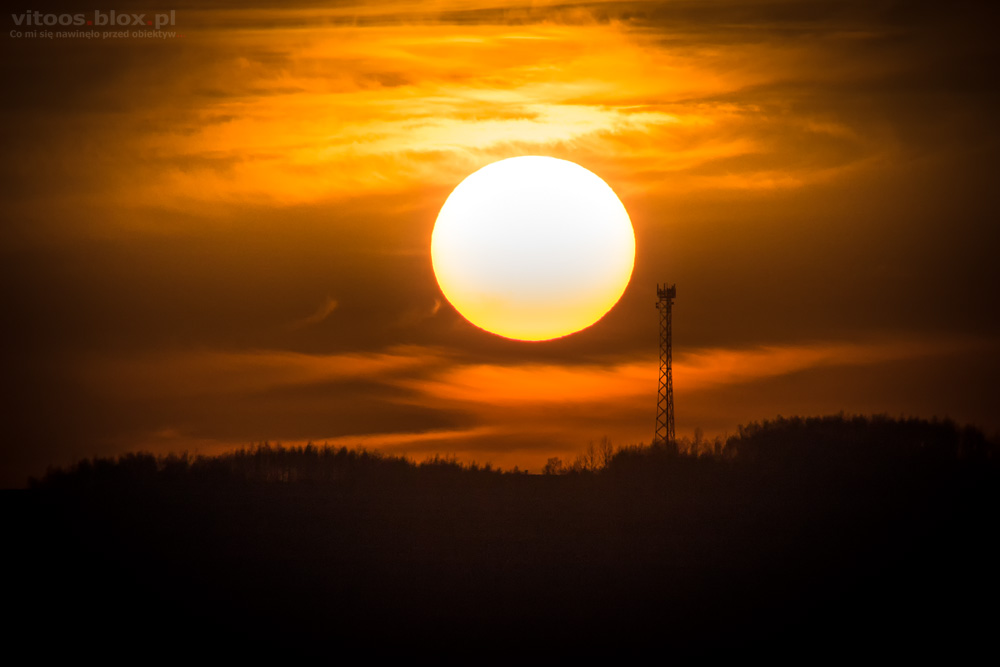 Fot. Witold Ochał, zachód słońca za nadajnikiem w Zagorzycach