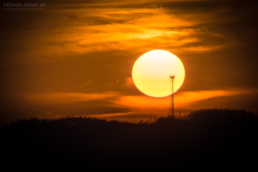 Fot. Witold Ochał, zachód słońca za nadajnikiem w Zagorzycach
