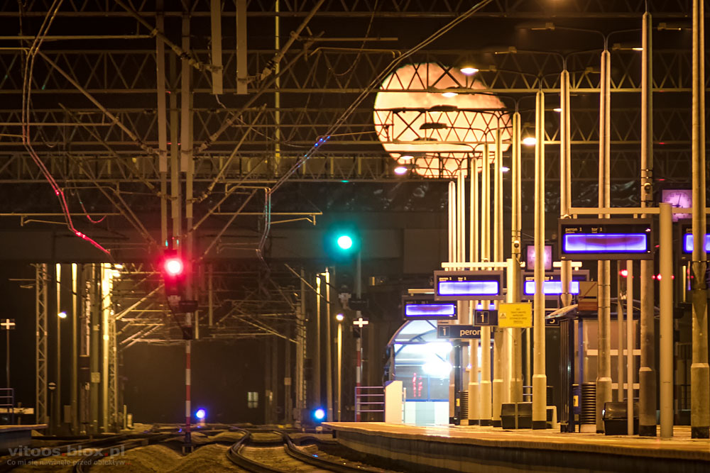 Fot. Witold Ochał, wschód Księżyca na stacji PKP w Sędziszowie Małoplskim