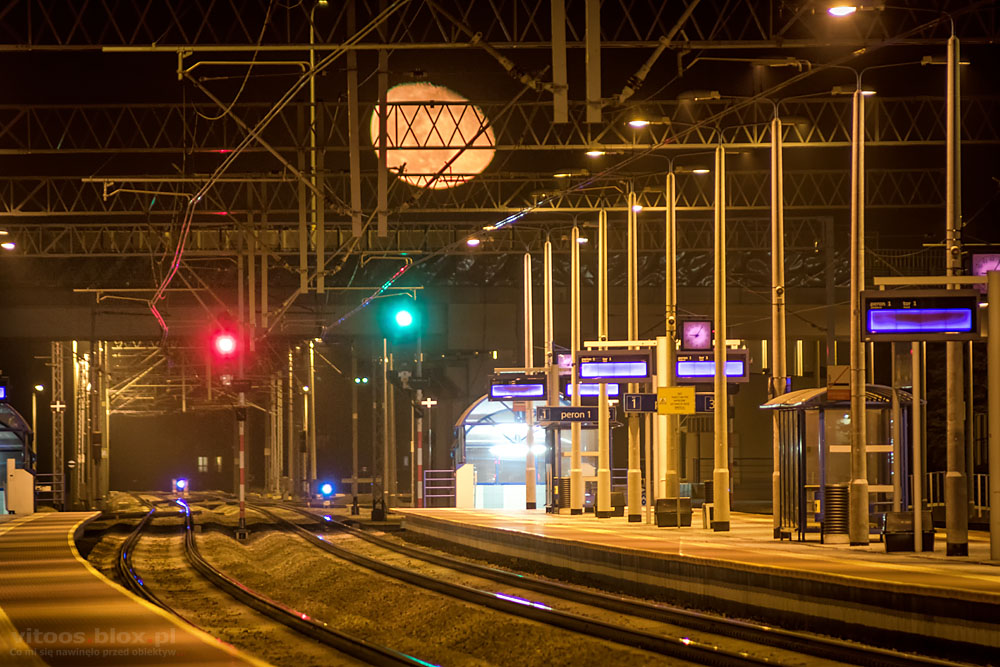 Fot. Witold Ochał, wschód Księżyca na stacji PKP w Sędziszowie Małoplskim