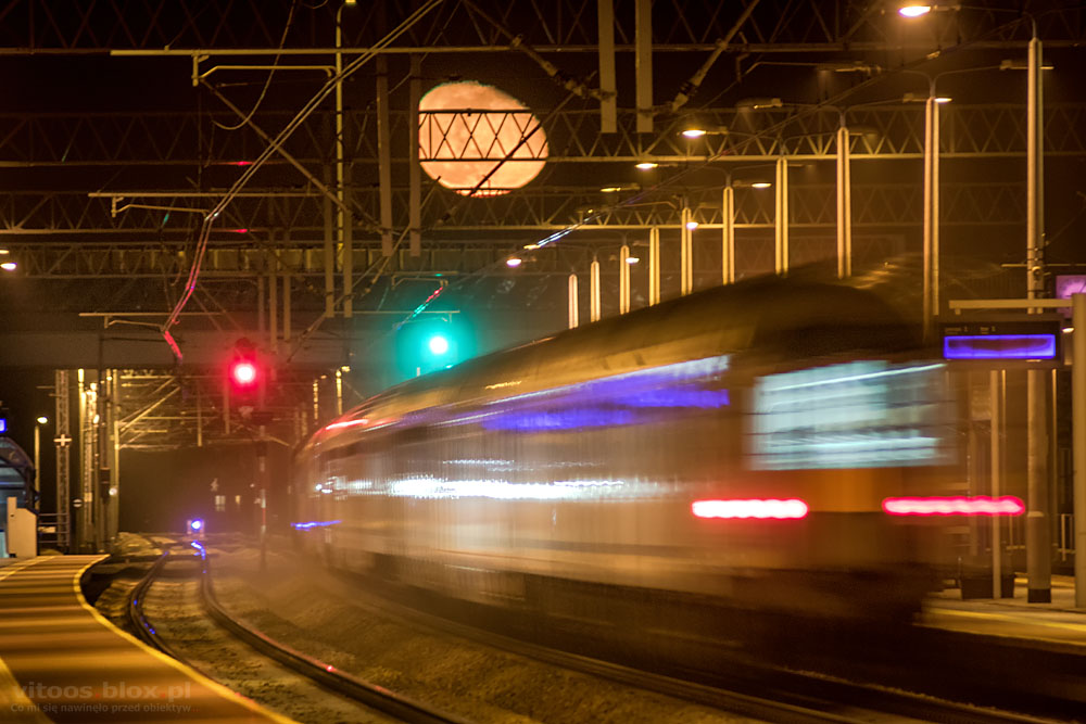 Fot. Witold Ochał, wschód Księżyca na stacji PKP w Sędziszowie Małoplskim