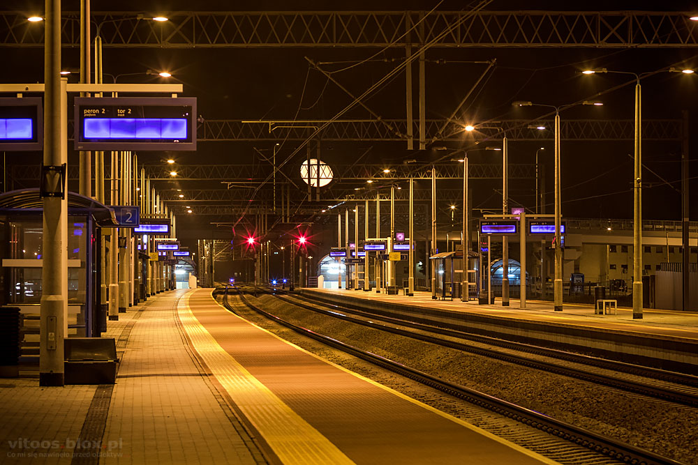 Fot. Witold Ochał, wschód Księżyca na stacji PKP w Sędziszowie Małoplskim