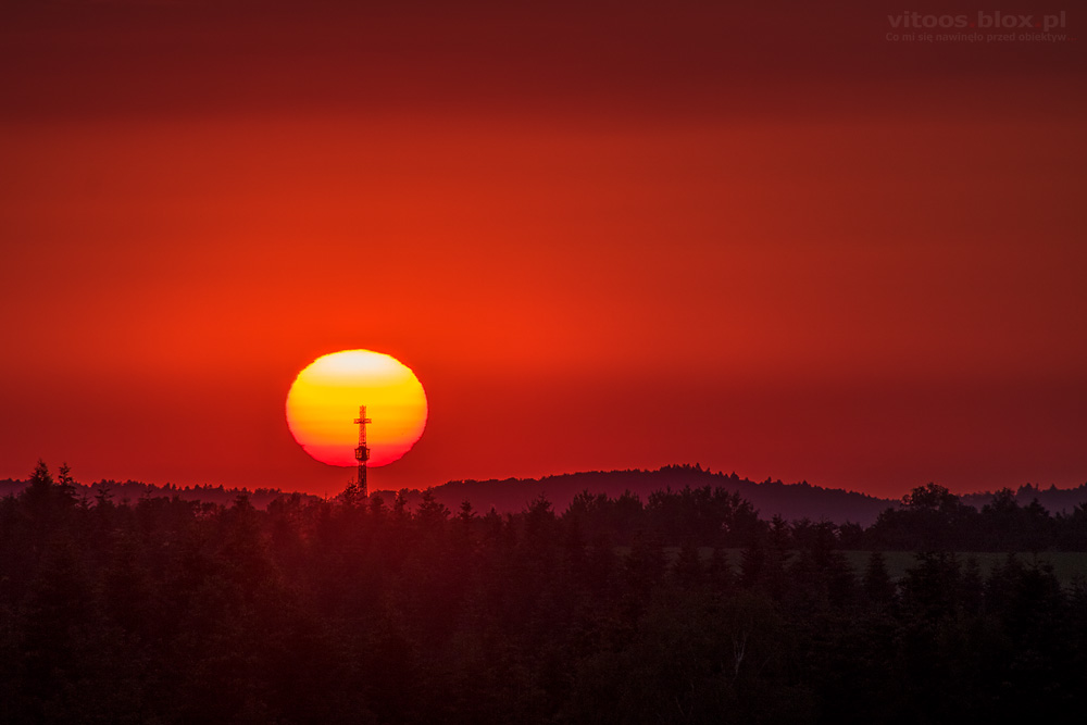 Fot. Witold Ochał, zachód słońca za Krzyżem III Tysiąclecia, Borki Chechelskie