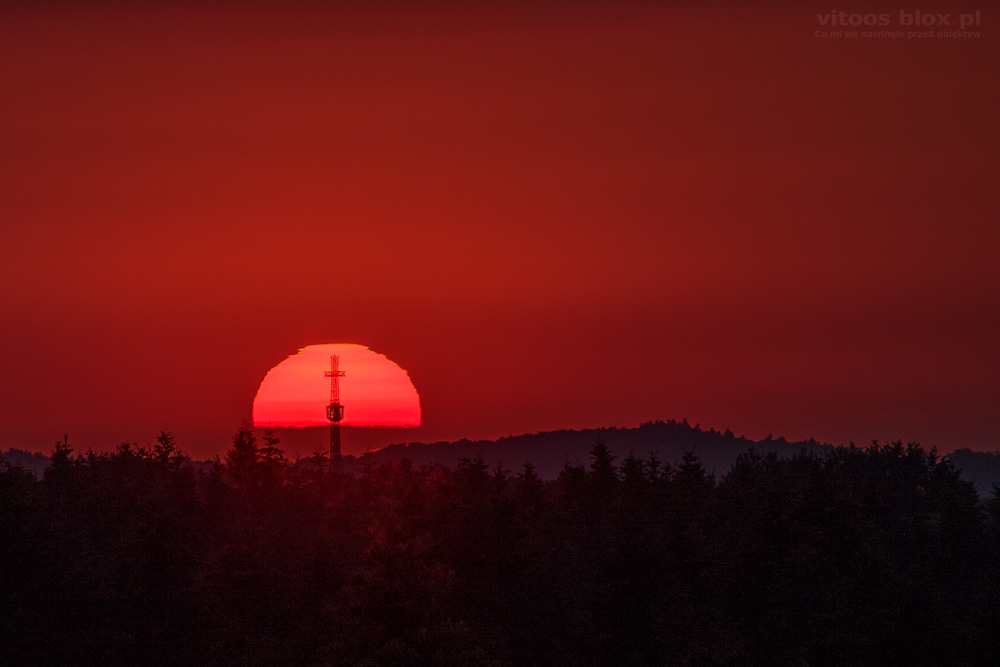 Fot. Witold Ochał, zachód słońca za Krzyżem III Tysiąclecia, Borki Chechelskie