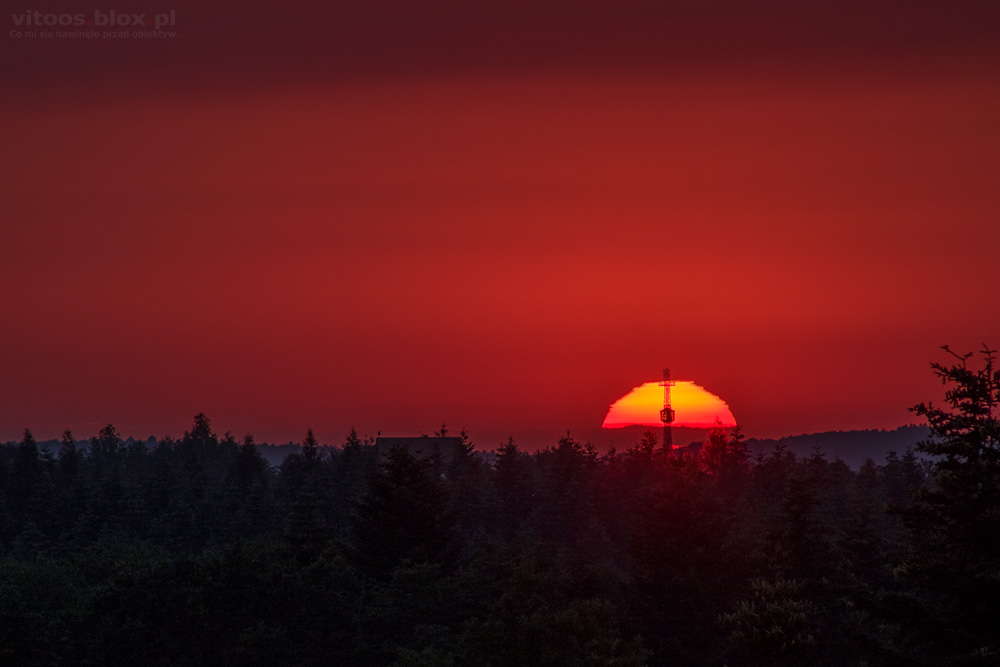 Fot. Witold Ochał, zachód słońca za Krzyżem III Tysiąclecia, Borki Chechelskie