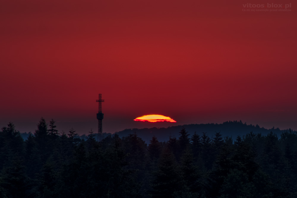 Fot. Witold Ochał, zachód słońca za Krzyżem III Tysiąclecia, Borki Chechelskie