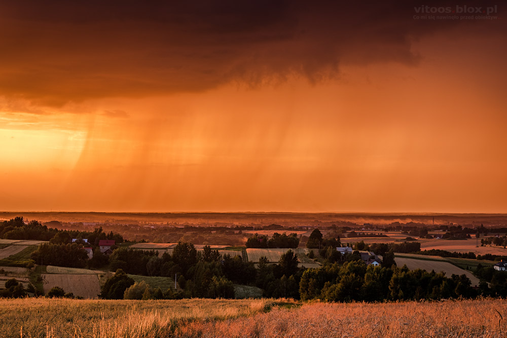 Fot. Witold Ochał, Zagorzyce, zachód słońca, smugi opadowe