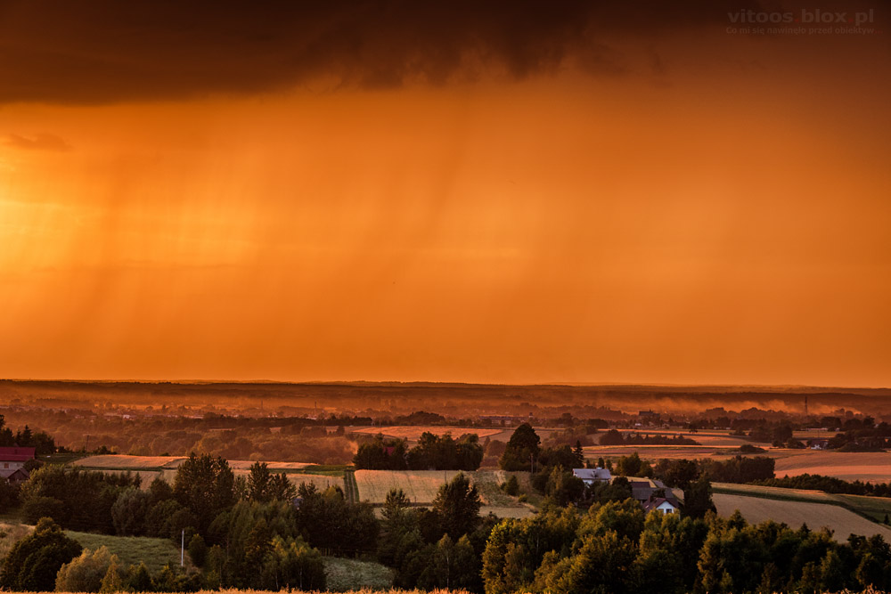 Fot. Witold Ochał, Zagorzyce, zachód słońca, smugi opadowe