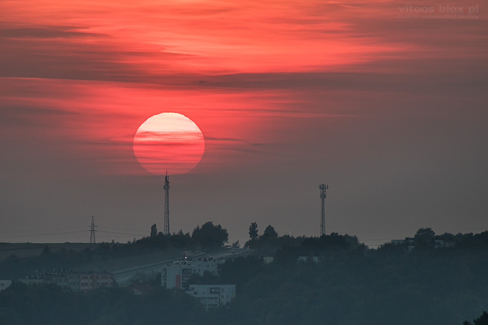 Fot. Witold Ochał, zachód słońca za nadajnikami w Ropczycach